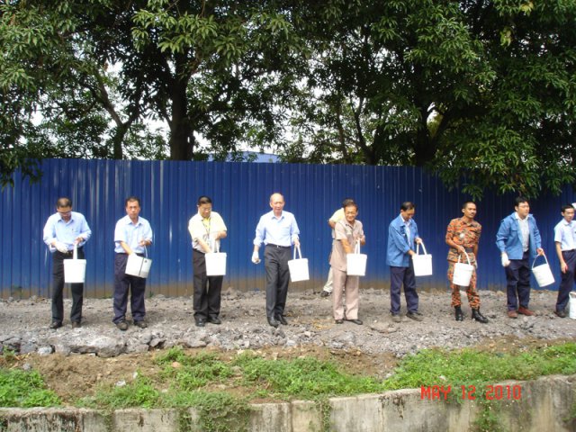 Lontaran bebola tanah oleh pengurusan Southern Steel Bhd di Kaw. Perusahaan Perai pada 12-5-2010